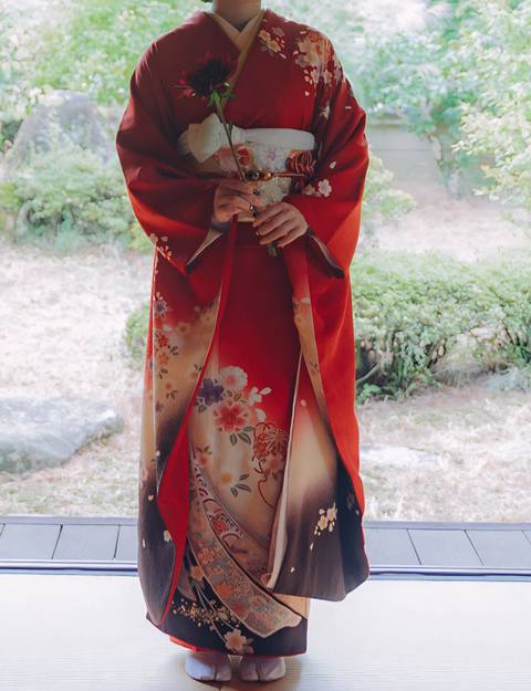 赤いぼかしに花柄の振袖