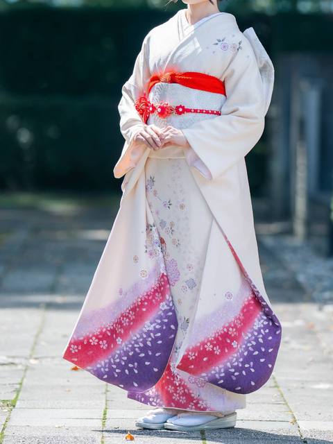 白地に紫と紅のぼかしが入った振袖